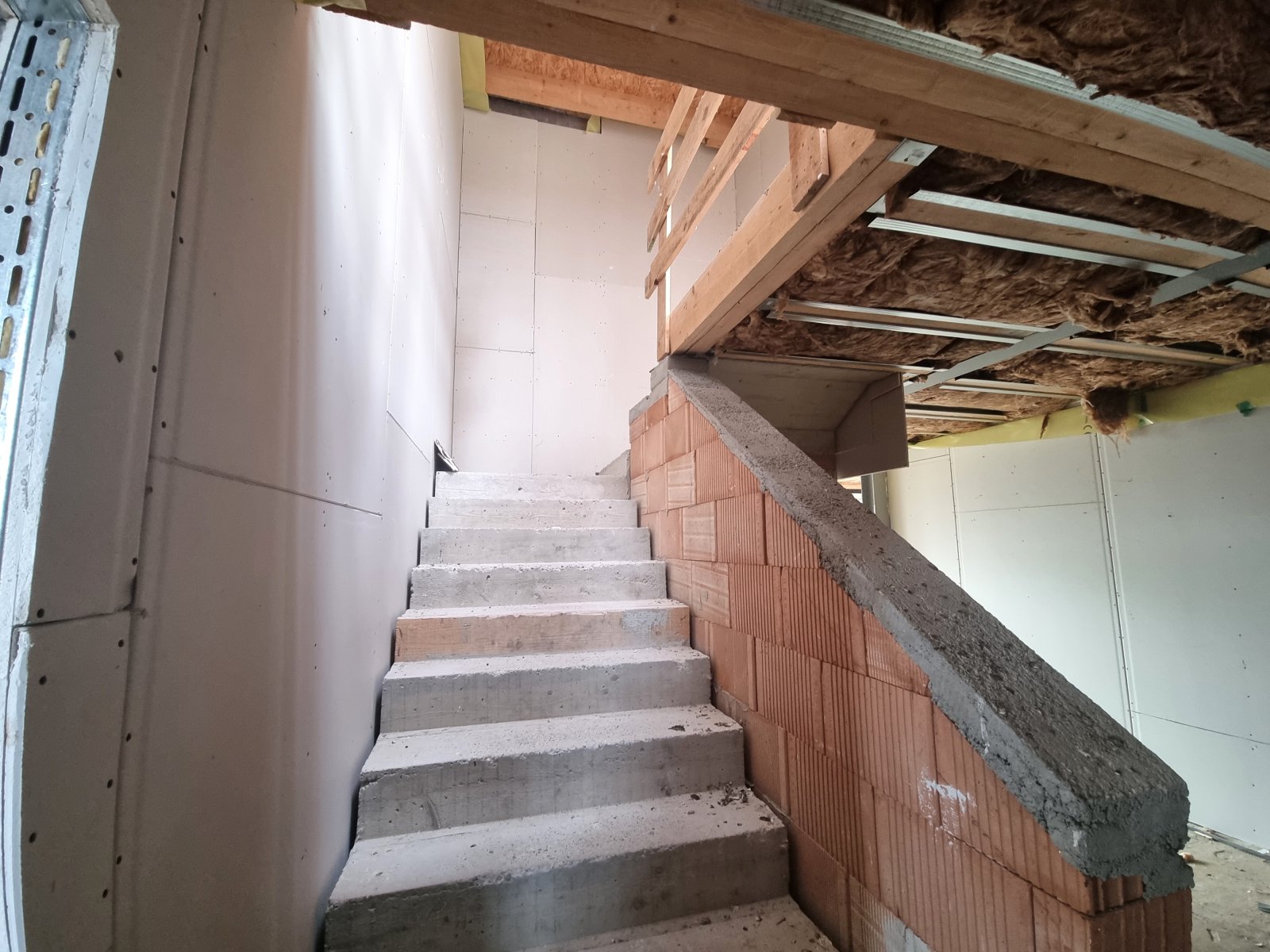 1160 WIEN: DACHGESCHOSS-PROJEKT MIT 7 EINHEITEN - ROHBAU MIT HOHEM UPSIDE