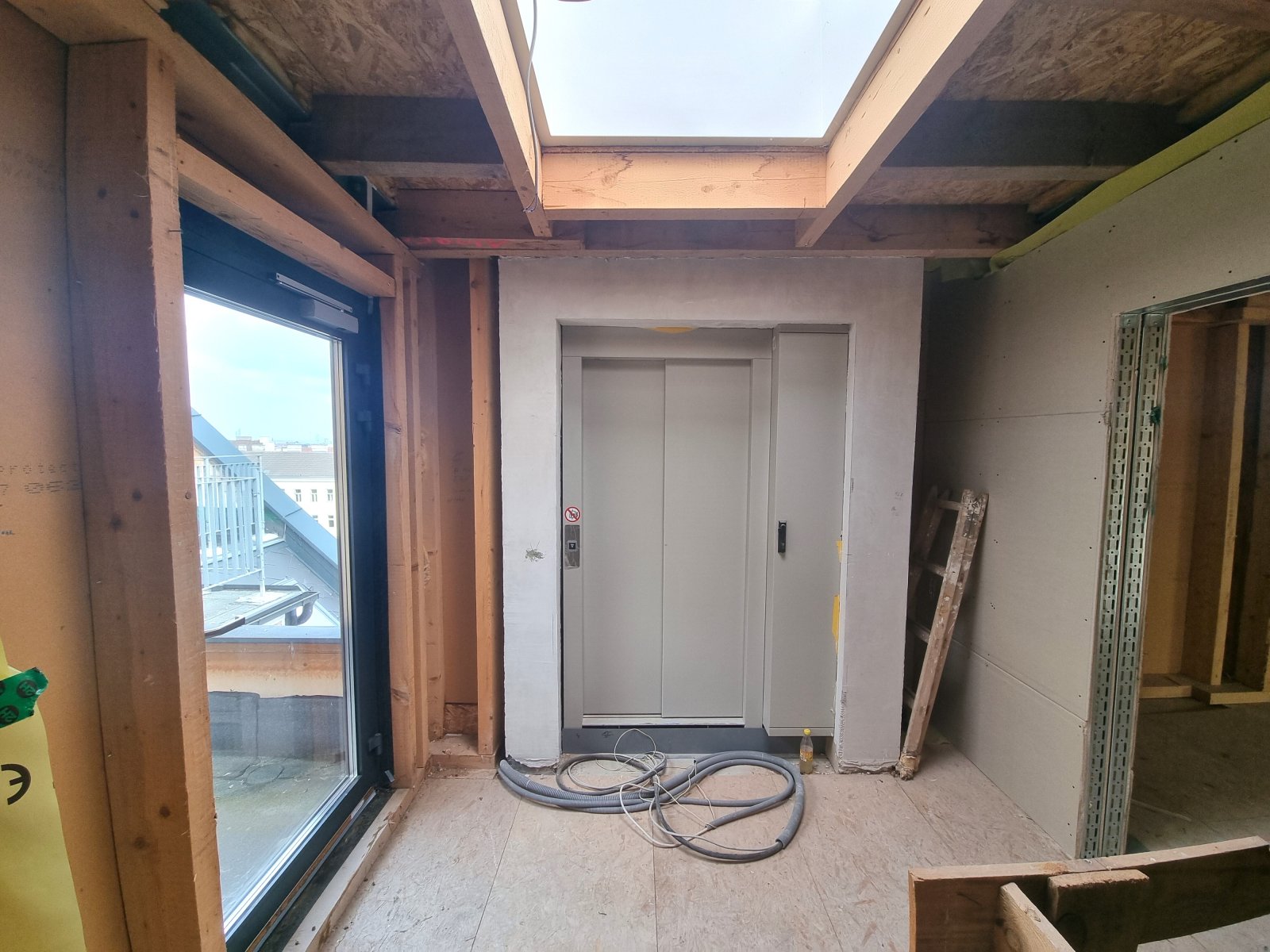 1160 WIEN: DACHGESCHOSS-PROJEKT MIT 7 EINHEITEN - ROHBAU MIT HOHEM UPSIDE