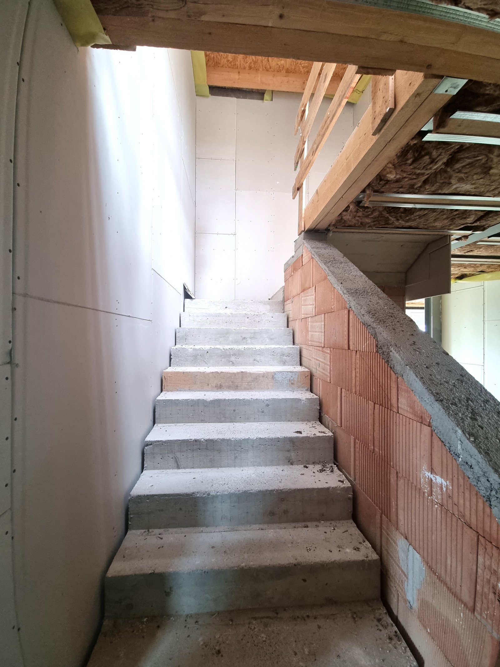 1160 WIEN: DACHGESCHOSS-PROJEKT MIT 7 EINHEITEN - ROHBAU MIT HOHEM UPSIDE