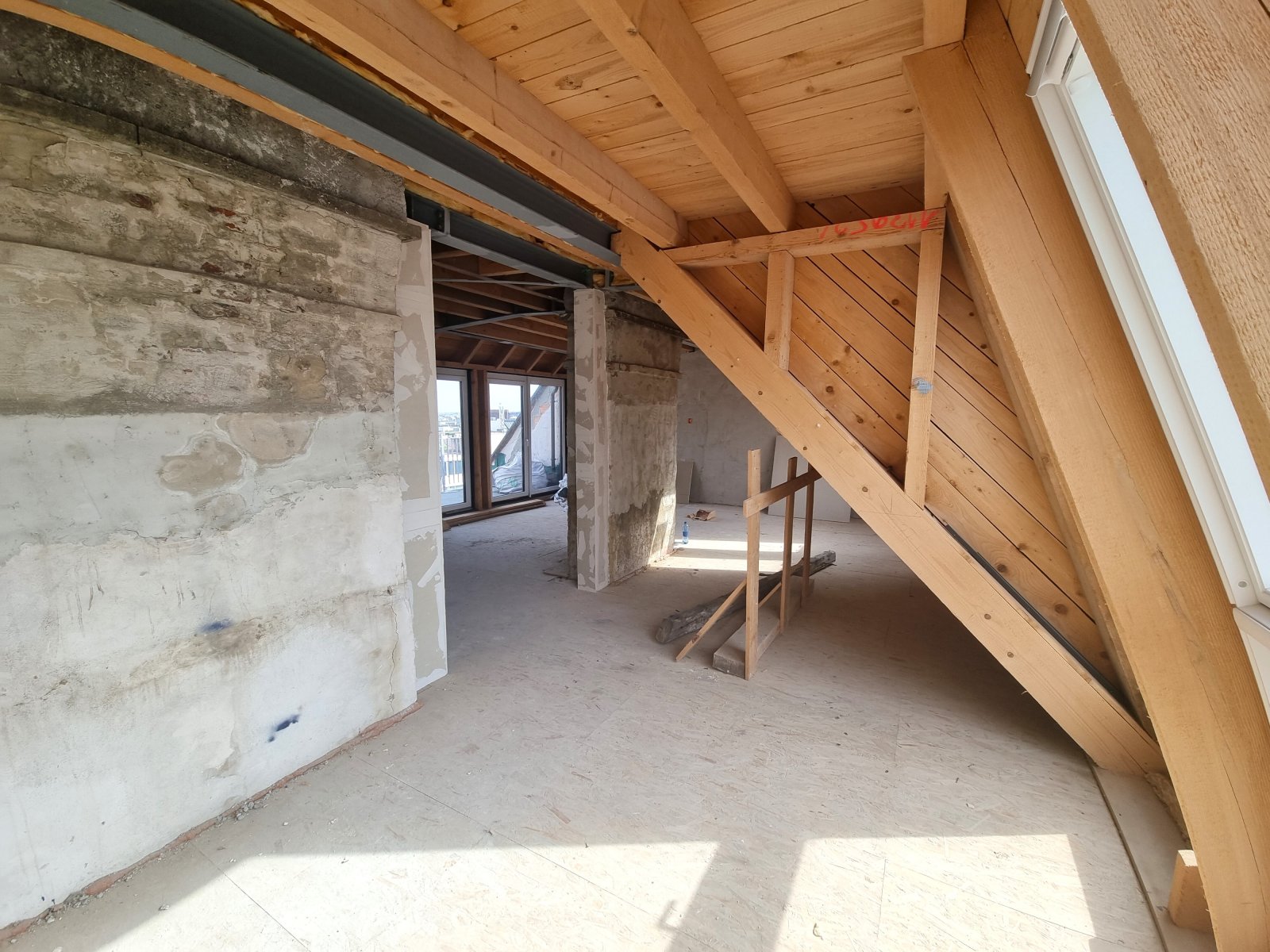 1160 WIEN: DACHGESCHOSS-PROJEKT MIT 7 EINHEITEN - ROHBAU MIT HOHEM UPSIDE