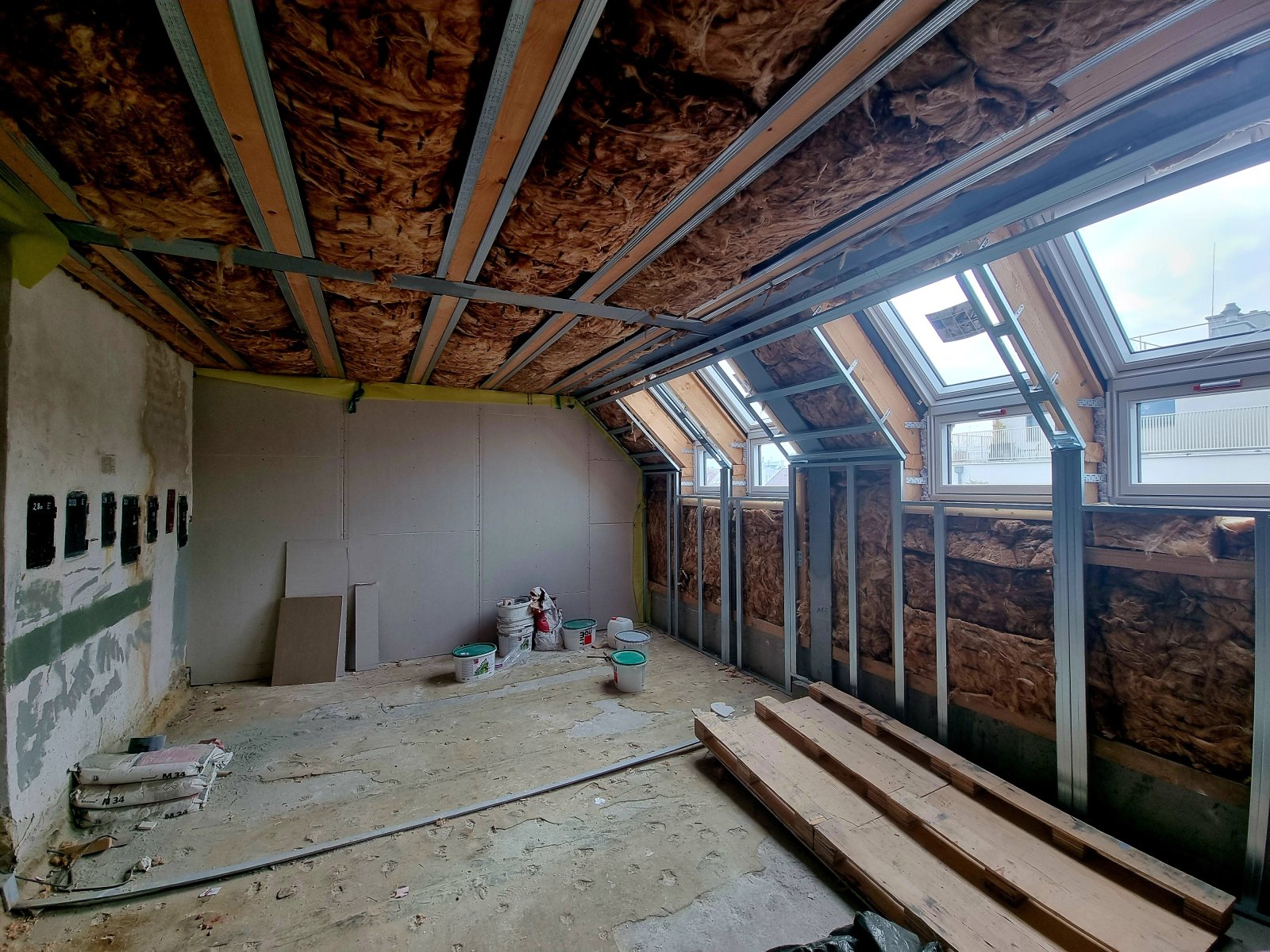 1160 WIEN: DACHGESCHOSS-PROJEKT MIT 7 EINHEITEN - ROHBAU MIT HOHEM UPSIDE